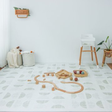 Kreatívne hry na minimalistickej podložke: rozvíjajte detskú fantáziu bez rušivých elementov